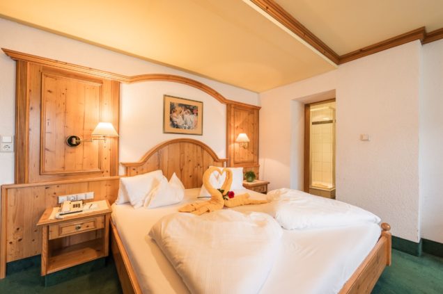 doppelzimmer-balkon-dreitorspitz-alpenpark-seefeld-innenaufnahmen-2234-dj