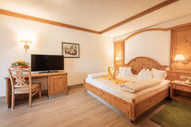 familienzimmer-dreitorspitz-balkon-alpenpark-seefeld-innenaufnahme-2366-dj