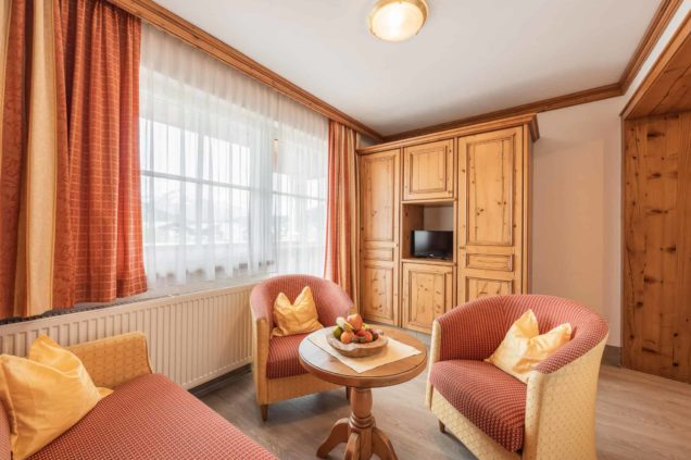 familienzimmer-dreitorspitz-balkon-alpenpark-seefeld-innenaufnahme-2374-dj