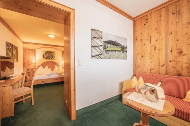 familienzimmer-dreitorspitz-balkon-alpenpark-seefeld-innenaufnahme-2482-dj
