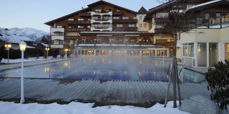 Haus_Pool Dämmerung 5,45 MB