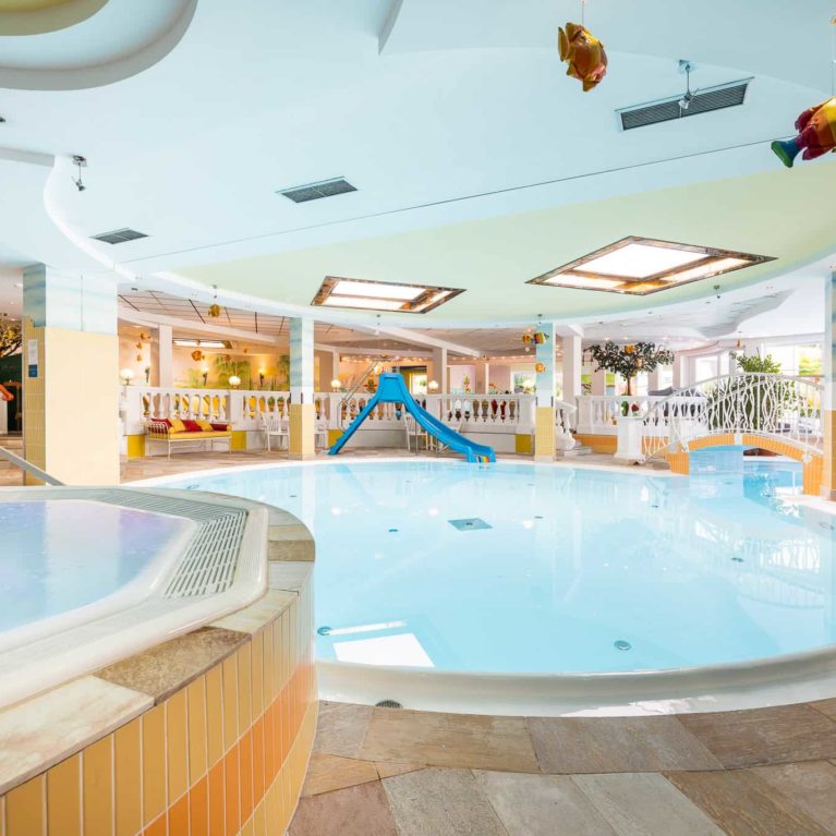 family-spa-whirlpool-indoorpool-alpenpark-seefeld-3676-dj