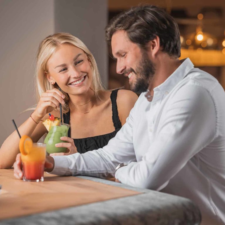 genussplaetze-cocktail-bar-alpenpark-seefeld-models-9100-dj