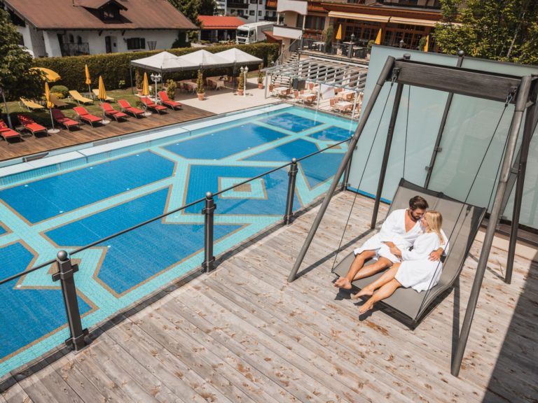 terasse-sauna-erwachsenen-spa-kuscheln-liegen-alpenpark-seefeld-8832-dj