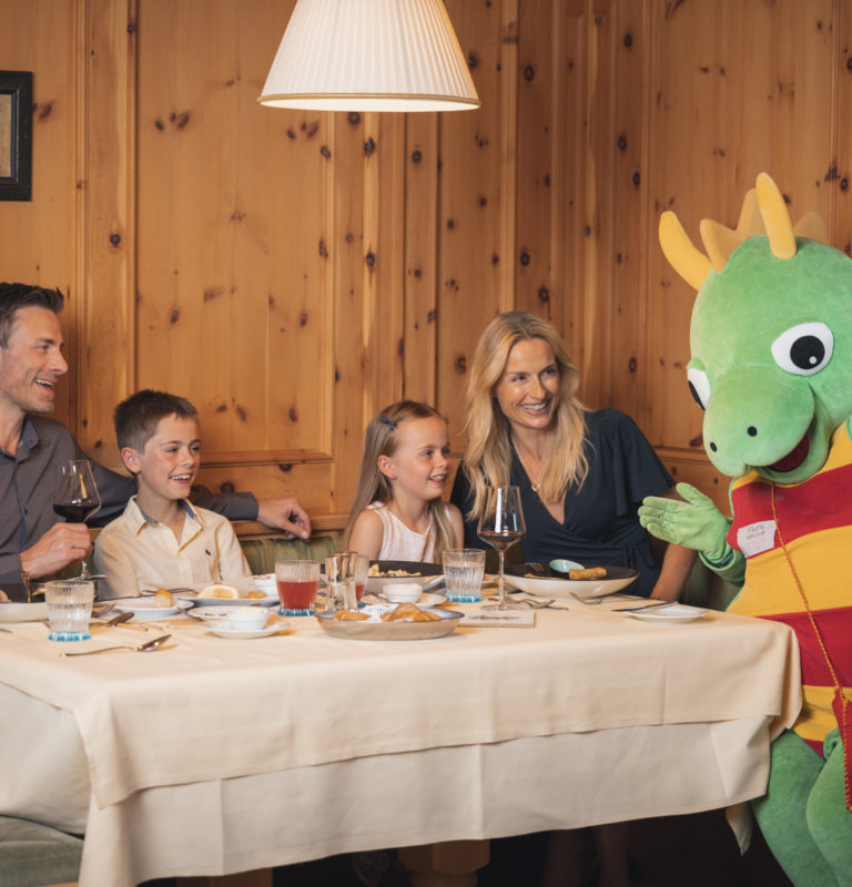 Familie beim gemeinsamen Essen im Familienhotel Alpenpark Resort Seefeld
