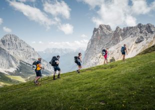 Wandergruppe beim Aufstieg in Richtung Gehrenspitze bei Leutasch (1)
