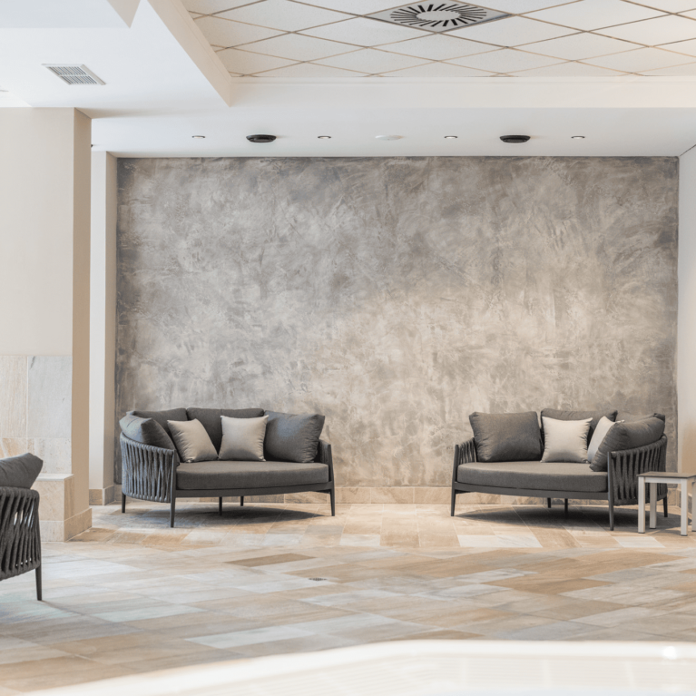 alp-family-spa-couch-2023-©DAHO-2283-web