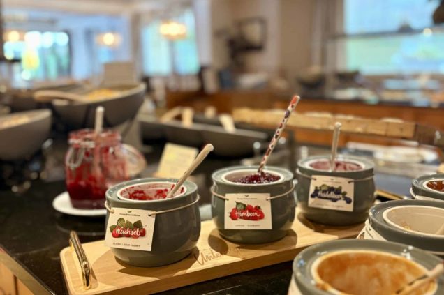 verschiedene Marmeladen am Frühstücksbuffet
