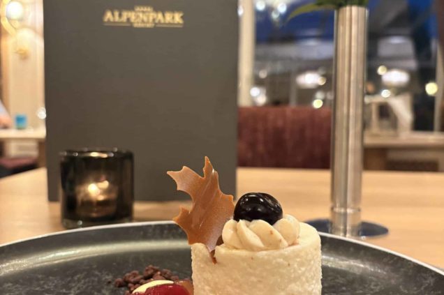 Frontalbild eines Desserts mit der Getränkekarte im Hintegrund