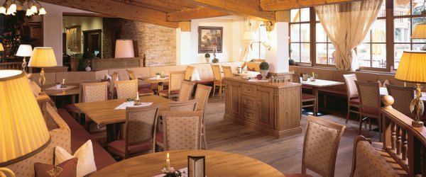 Bar mit Lounge im Alpenpark Resort Seefeld
