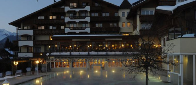Alpenpark - Nachtaufnahmen im Winter mit Pool